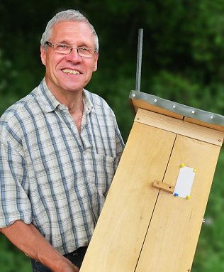 Bild:  Rainer Hanke mit einem Hornissenkasten, den er f&uuml;r seine Arbeit als Hornissenbeauftragter braucht.