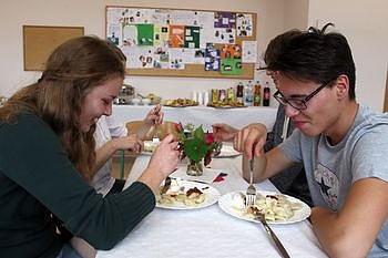 Spa&szlig; beim Pelmenibacken und -essen (Foto: nnz)