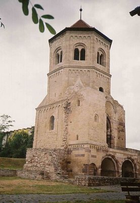 Der romanische Westturm der Klosterkirche St. Wigbert in G&ouml;llingen (Foto: Archiv Rasemann)