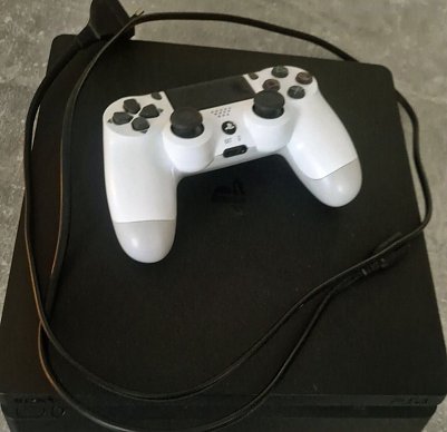Gut erhaltene, voll funktionsf&auml;hige PS4 Slim (Foto: )