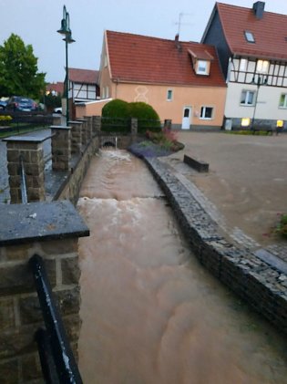 Bild: In Birkungen liefen Keller voll, &Auml;ste fielen herunter und auch der Gelsegraben am Johannesplatz f&uuml;llte sich schnell mit Wasser. 