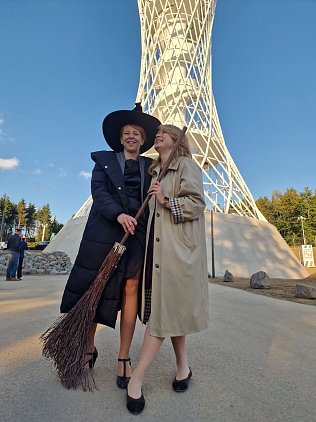 Bild: Die zwei Damen hinter dem Besen: Jessica Piper vom Landratsamt und Projektleiterin Veronika T&ouml;pfer