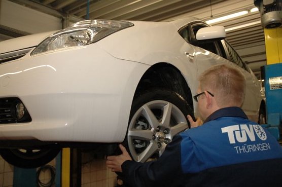 Tester testen (Foto: T&Uuml;V)