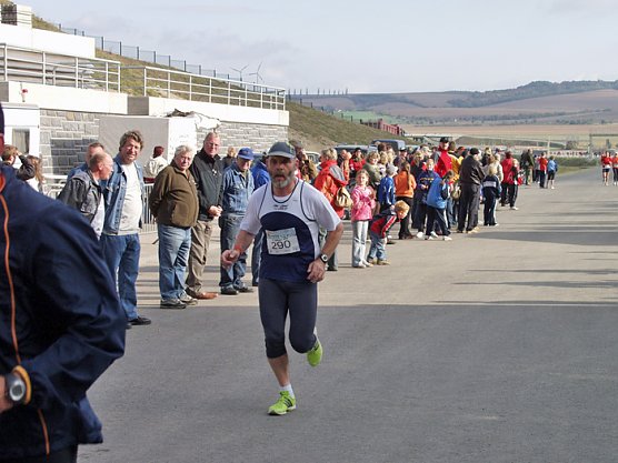 Lauf auf der Autobahn A71 (Foto: Berglaufverein)