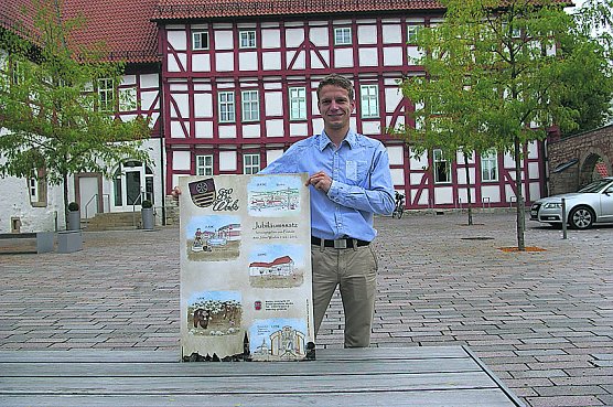 J&uuml;rgen Worm pr&auml;sentiert den Briefmarkenblock als Plakat (Foto: Ilka K&uuml;hn)