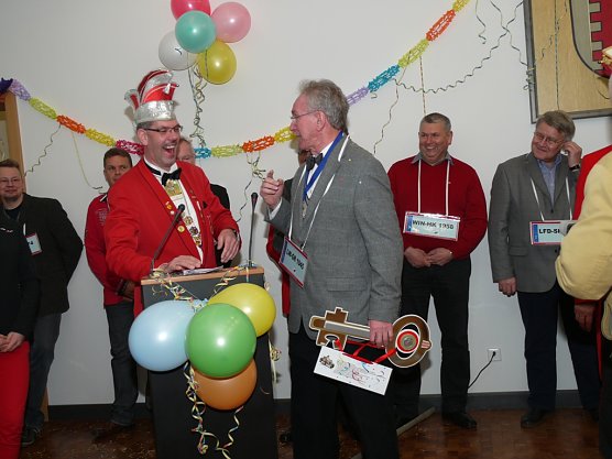 Schl&uuml;ssel&uuml;bergabe (Foto: Ilka K&uuml;hn)