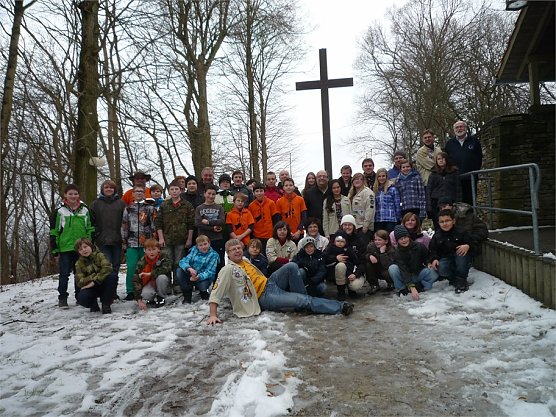 Gruppenfoto mit den Franziskanern (Foto: Martin Armbrost)