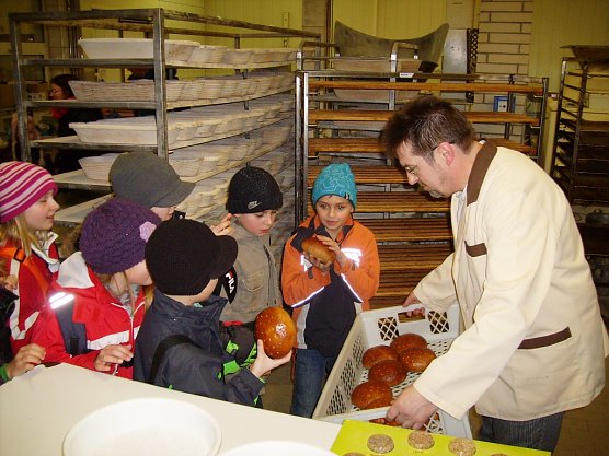 Zu Besuch beim Bäcker (Foto: Pfarramt Geisleden) Zu Besuch beim Bäcker (Foto: Pfarramt Geisleden)