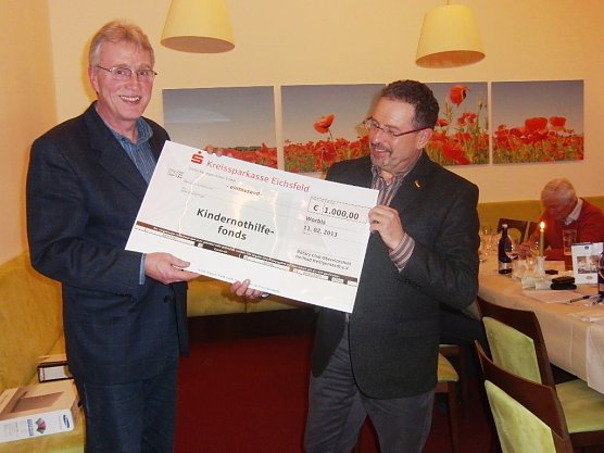 &Uuml;bergabe Spende (Foto: Ilka K&uuml;hn)