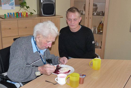 Zivildienstschule im Einsatz (Foto: Karl-Heinz Herrmann) Zivildienstschule im Einsatz (Foto: Karl-Heinz Herrmann)