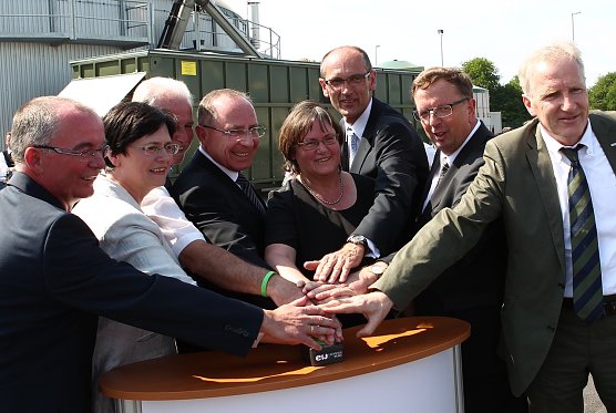 Gemeinsam auf den Knopf gedr&uuml;ckt (Foto: en)