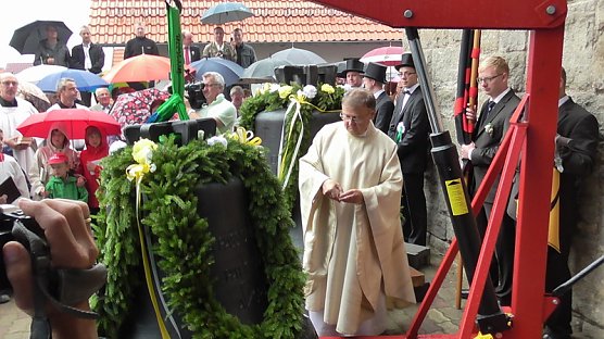 Glockenweihe Küllstedt (Foto: Ilka Kühn) Glockenweihe Küllstedt (Foto: Ilka Kühn)