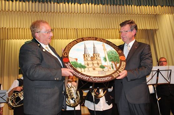 Ehrenscheibe für Rolf Berend (Foto: Privat) Ehrenscheibe für Rolf Berend (Foto: Privat)