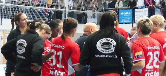 Auszeit, Herbert M&uuml;ller schw&ouml;rt seine Truppe ein. (Foto: nnz)