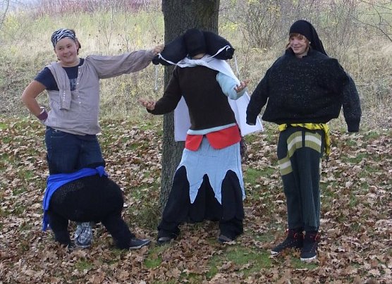 Performance mit Altkleidern (Foto: privat) Performance mit Altkleidern (Foto: privat)