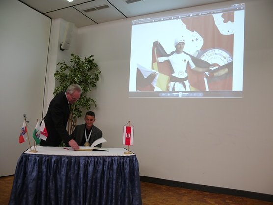 Eintrag ins Goldene Buch der Stadt (Foto: Ilka K&uuml;hn)