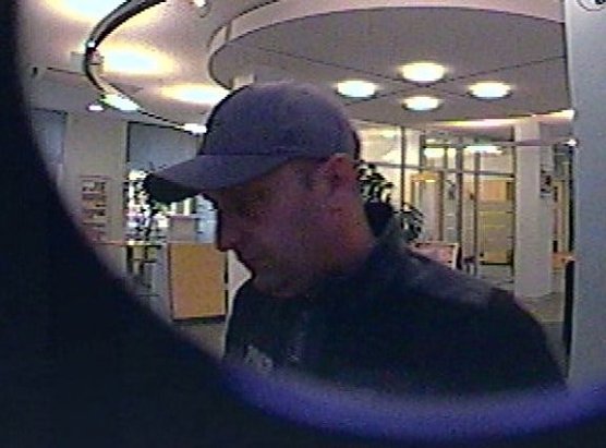 Wer kennt diesen Mann? (Foto: Polizei) Wer kennt diesen Mann? (Foto: Polizei)