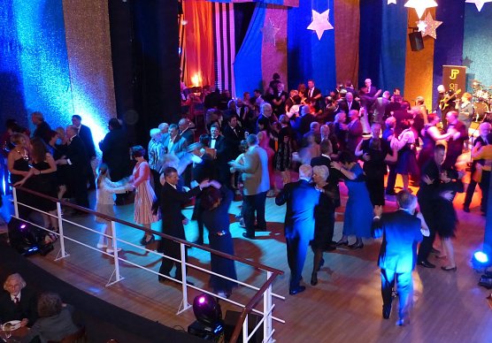 Bühnenball 2012 (Foto: B. Susemihl) Bühnenball 2012 (Foto: B. Susemihl)