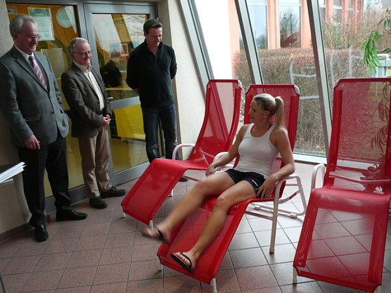 &Uuml;bergabe Saunaliegen (Foto: Ilka K&uuml;hn)