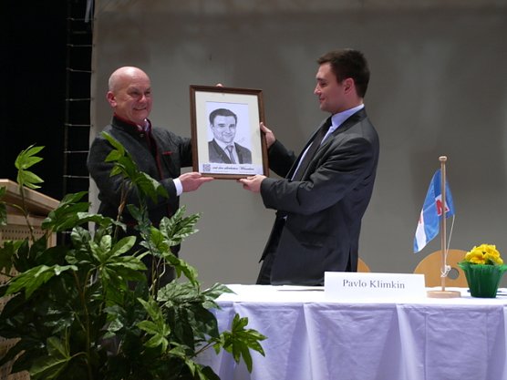 Bildübergabe an den Botschafter (re) (Foto: Ilka Kühn) Bildübergabe an den Botschafter (re) (Foto: Ilka Kühn)