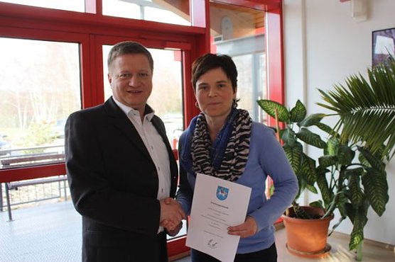 Thomas Spielmann gratuliert Cornelia M&uuml;ller (Foto: Elke Sagorski)