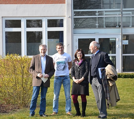 Gespräch an der Schule (Foto: Svenja Eckert) Gespräch an der Schule (Foto: Svenja Eckert)