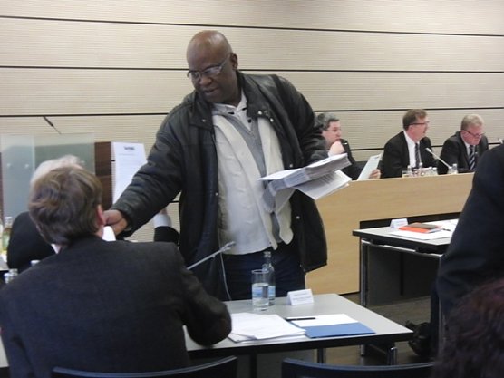 Flugbl&auml;tter verteilt im Kreistag (Foto: Ilka K&uuml;hn)