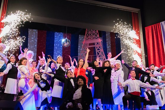 Bühnenball (Foto: Wolfgang Kurina Rauschning) Bühnenball (Foto: Wolfgang Kurina Rauschning)