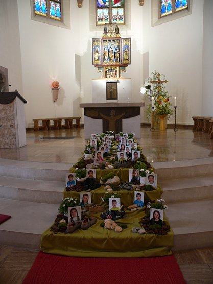 Vor dem Altar (Foto: Ilka K&uuml;hn)