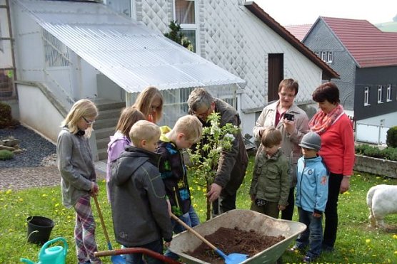 Baum pflanzen (Foto: Pfr. Haase) Baum pflanzen (Foto: Pfr. Haase)