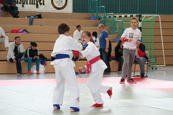 Arnim Lepperhoff (blau, l.) und Juliana Kretschmer (rot, mitte) messen sich im Fighting. Kampfrichteranw&auml;rter Oliver Schicke (r.) beobachtet die Situation (Foto: JuJutsu)