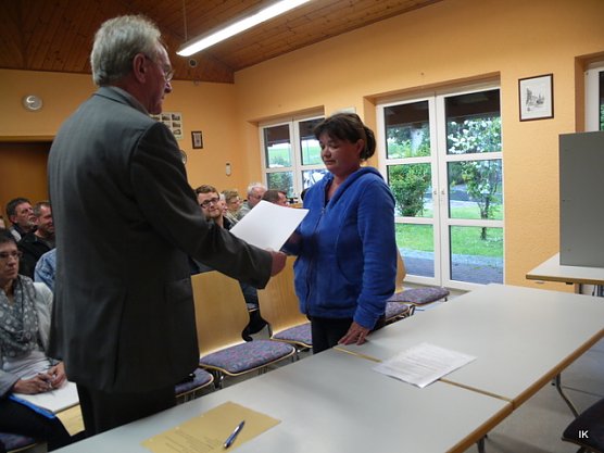 Gerd Reinhardt überreicht die Urkunde (Foto: Ilka Kühn) Gerd Reinhardt überreicht die Urkunde (Foto: Ilka Kühn)