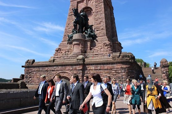 Kyffh&auml;userdenkmal &uuml;bergeben (Foto: Karl-Heinz Herrmann)