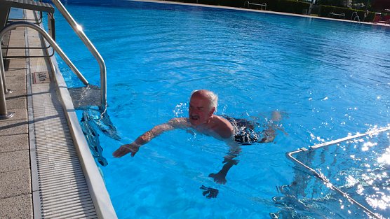 Immer am Ball, manchmal auch im Wasser (Foto: Steffen Neumann) Immer am Ball, manchmal auch im Wasser (Foto: Steffen Neumann)
