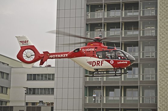 Christoph 37 im Anflug auf das Südharz Klinikum (Foto: Michael Caspari) Christoph 37 im Anflug auf das Südharz Klinikum (Foto: Michael Caspari)