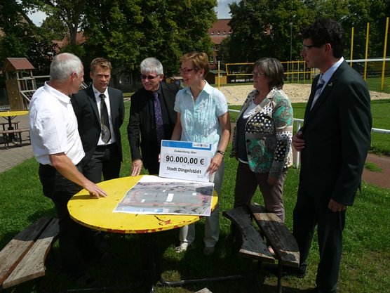 Scheck&uuml;bergabe in Dingelst&auml;dt (Foto: Ilka K&uuml;hn)