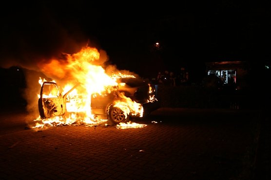 BMW brennt (Foto: Feuerwehr Heiligenstadt) BMW brennt (Foto: Feuerwehr Heiligenstadt)