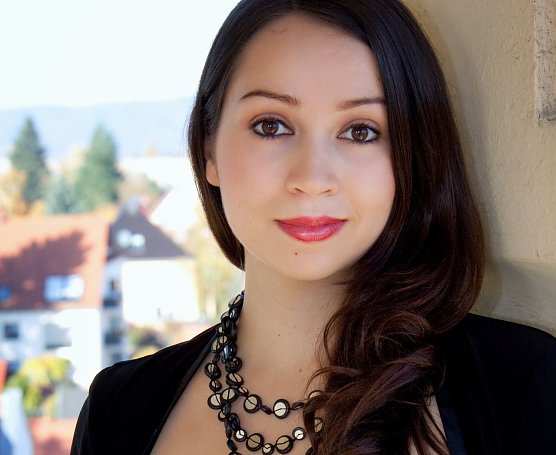 Elena Puszta singt in der Operngala Ausschnitte aus Manon (Foto: Anja Daniela Wagner) Elena Puszta singt in der Operngala Ausschnitte aus Manon (Foto: Anja Daniela Wagner)