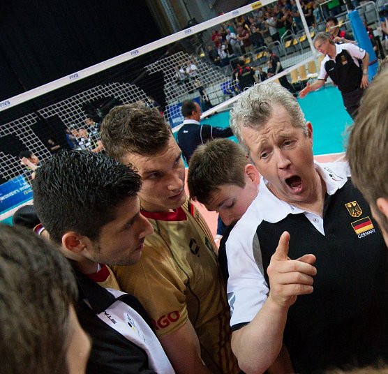 Bundestrainer Vital Heynen gibt die Richtung vor, seine Mannschaft h&ouml;rt aufmerksam zu (Foto: Conny Kurth/DVV)