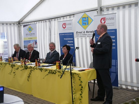 Andreas Schreiber bei der Begr&uuml;&szlig;ung (Foto: Ilka K&uuml;hn)