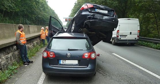 Auto auf Auto (Foto: API)