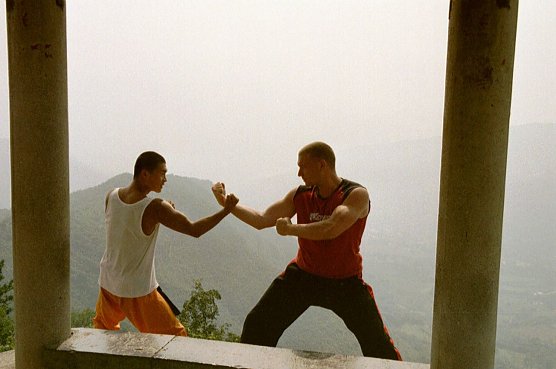 Domenic Hesse mit einem Shaolin M&ouml;nch beim Training in den Bergen um Shaolin (Foto: J. Retzek)