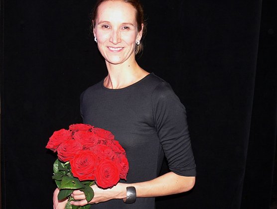 Rote Rosen erhielt Ballettdirektorin Jutta Ebnother von ihrer Kompanie (Foto: Birgit Susemihl)