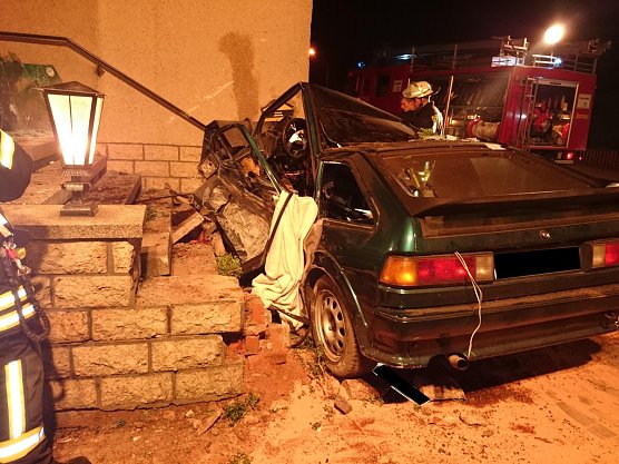 PKW kracht in Hauswand (Foto: Daniel Kunze)