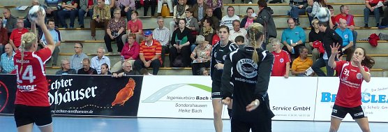 THC-Damen beim Aufw&auml;rmen (Foto: nnz)