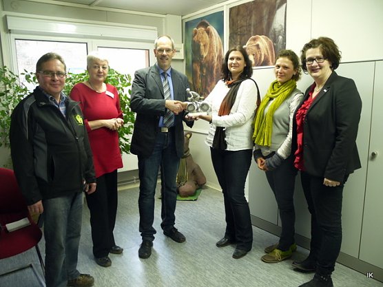 Pokal&uuml;bergabe im B&auml;renpark (Foto: Ilka K&uuml;hn)