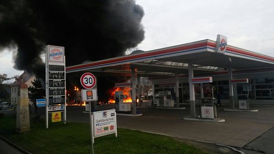 Feuer an der Tankstelle (Foto: Bernd Orlob)