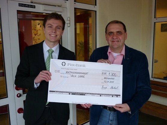 Spenden&uuml;bergabe (Foto: Pax-Bank)