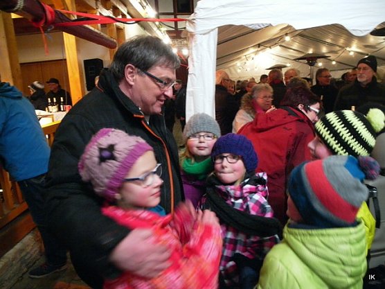 Karl-Josef Wagenführ mit den jüngsten Gratulanten (Foto: Ilka Kühn) Karl-Josef Wagenführ mit den jüngsten Gratulanten (Foto: Ilka Kühn)