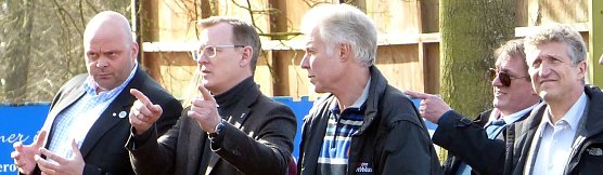 Ramelow wird von Wacker-Pr&auml;sident Kleofas informiert (Foto: nnz)